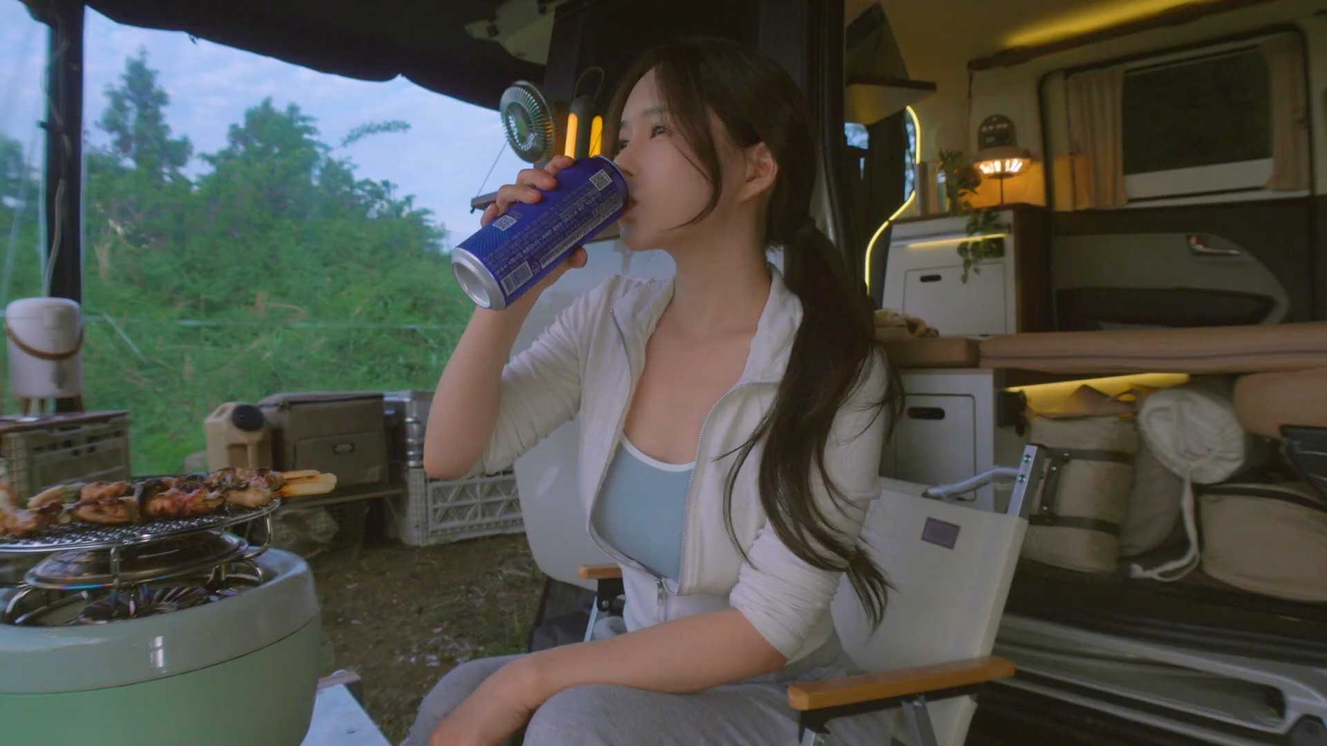 重庆高温天气持续 大熊猫等动物享夏日“清凉套餐”